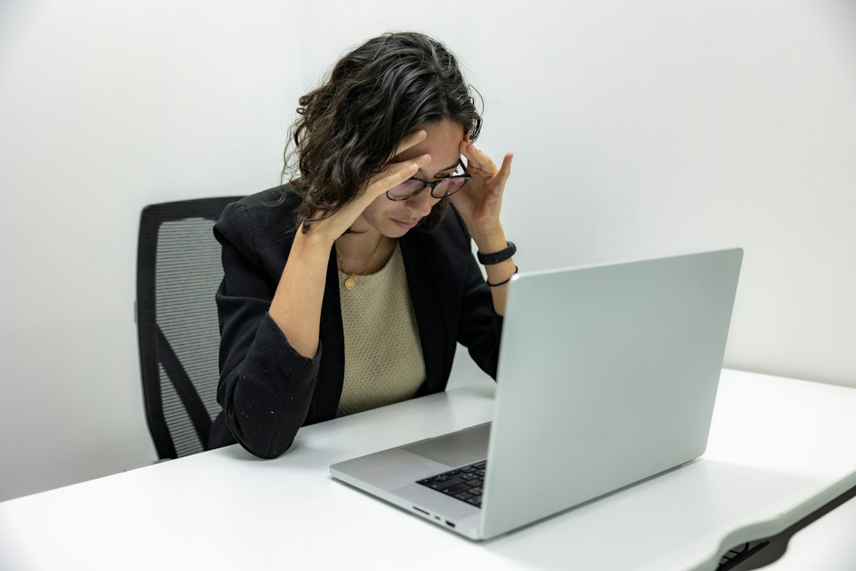 Istirahat mata dan screen time balance untuk penglihatan optimal